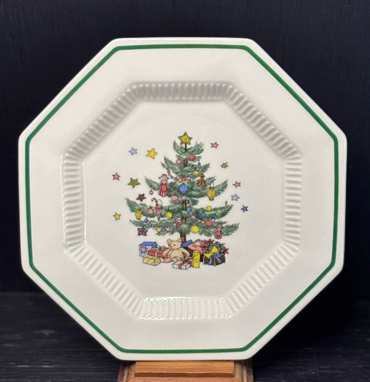 Decorative plate with a Christmas tree and presents design on a black background