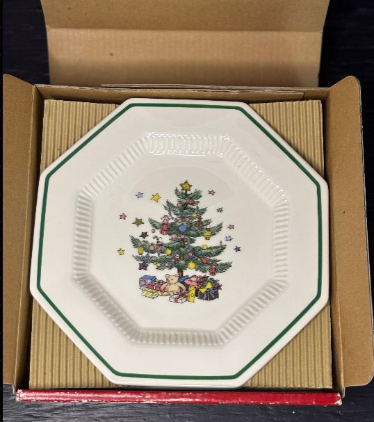 Decorative plate with Christmas tree design in a cardboard box