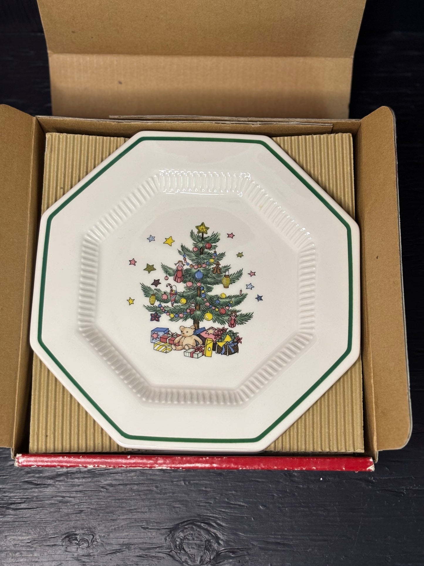 Decorative plate with Christmas tree design in a cardboard box