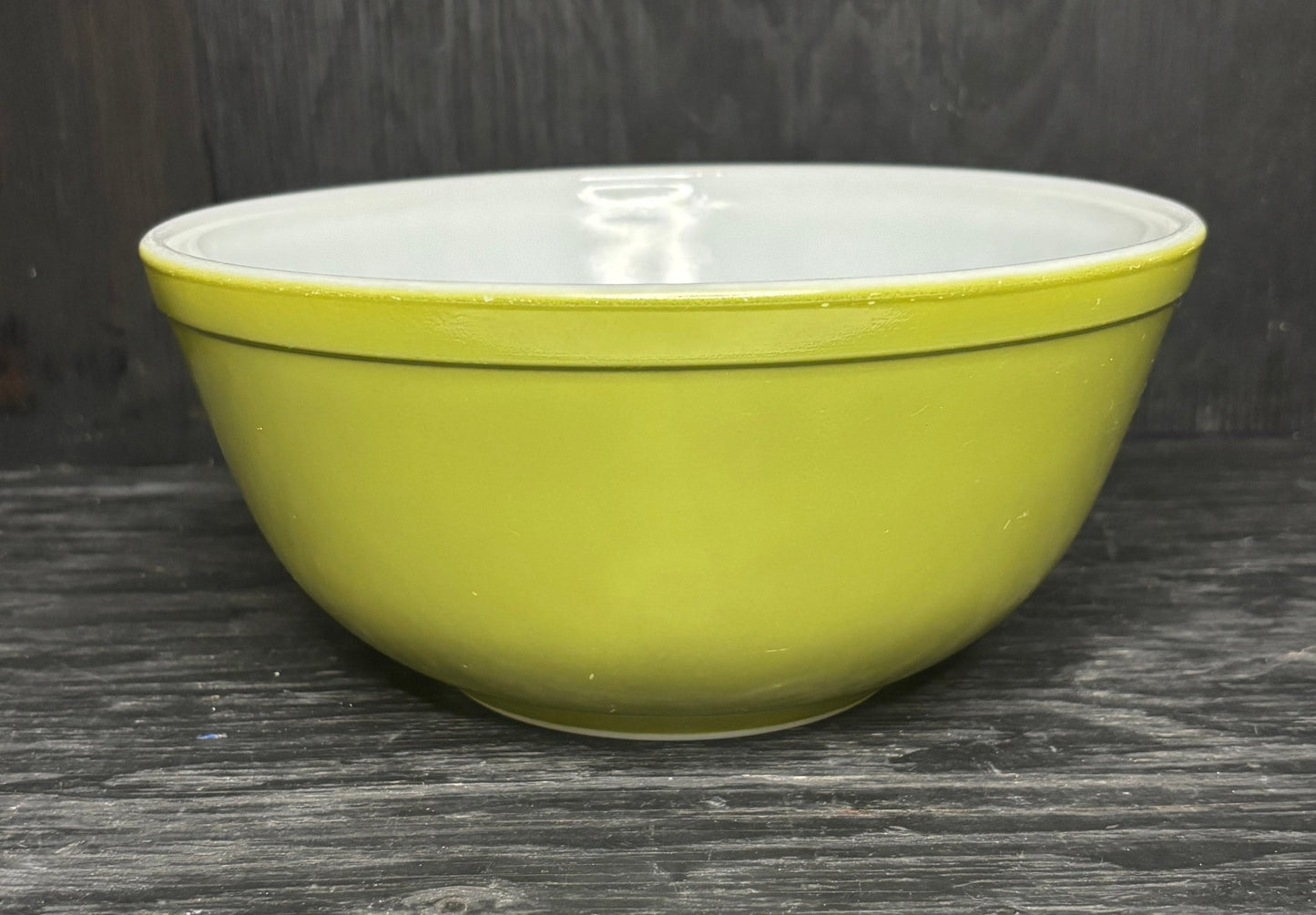Avocado Green Pyrex 2.5 Quart Nesting Mixing Bowl