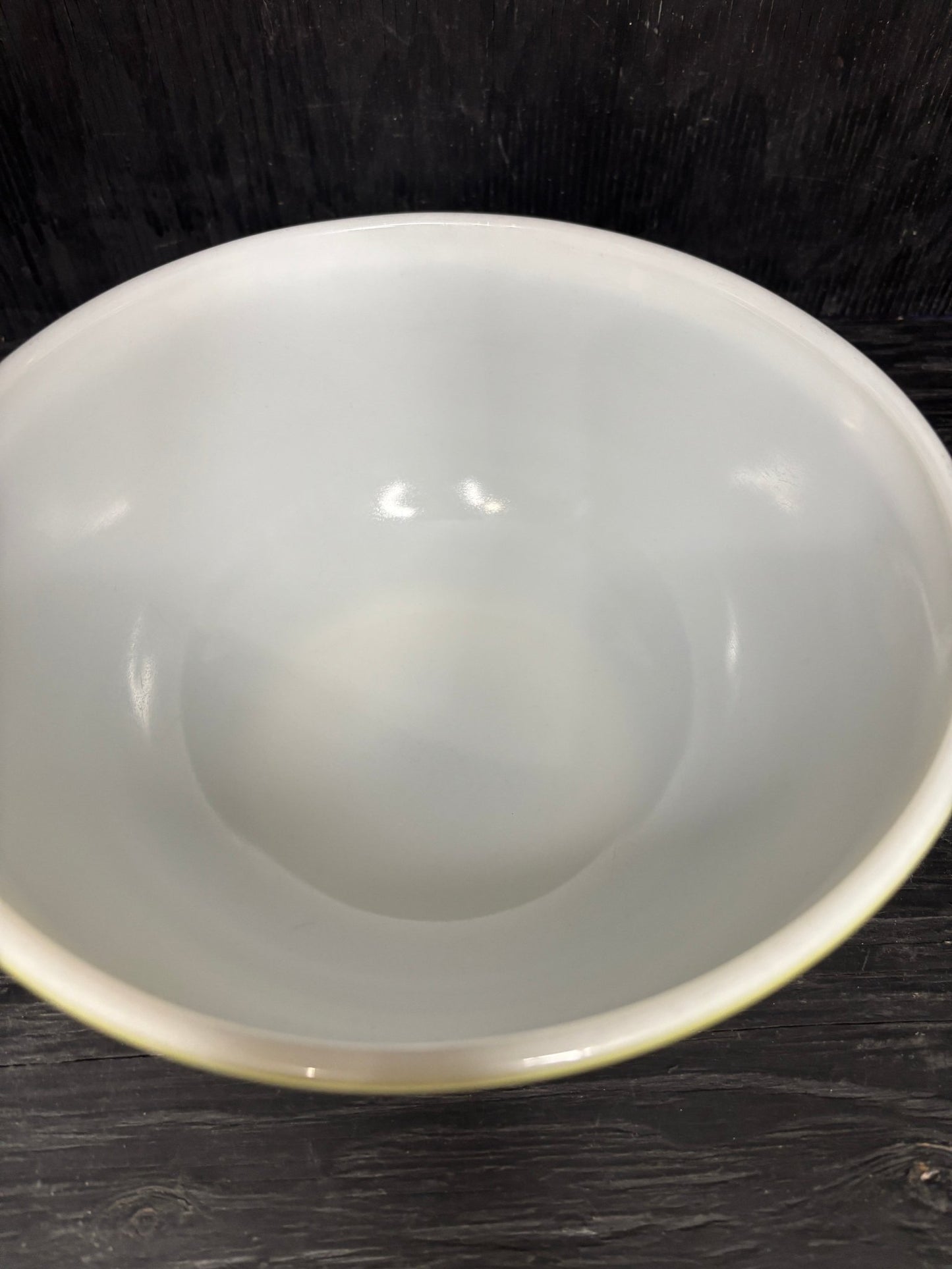 Avocado Green Pyrex 2.5 Quart Nesting Mixing Bowl