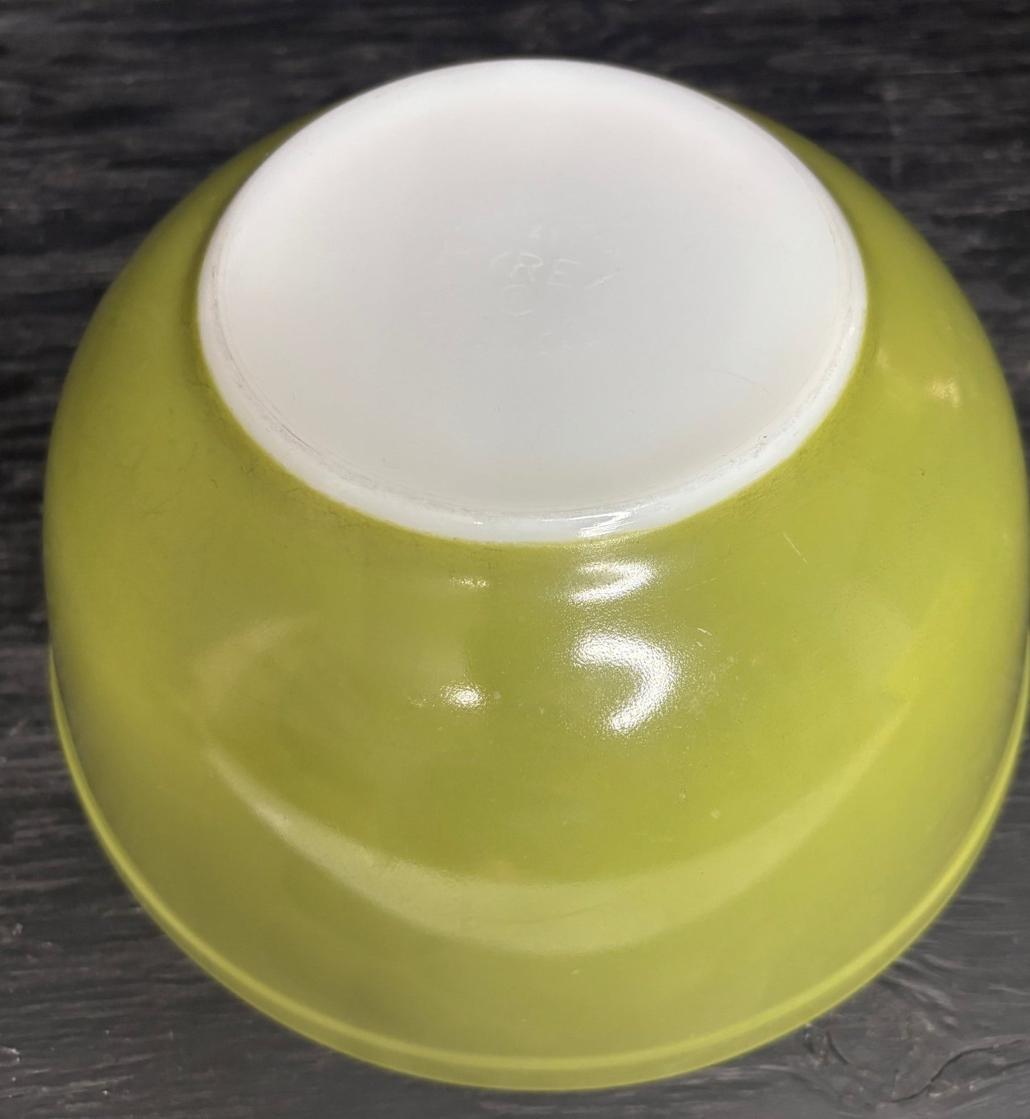 Avocado Green Pyrex 2.5 Quart Nesting Mixing Bowl