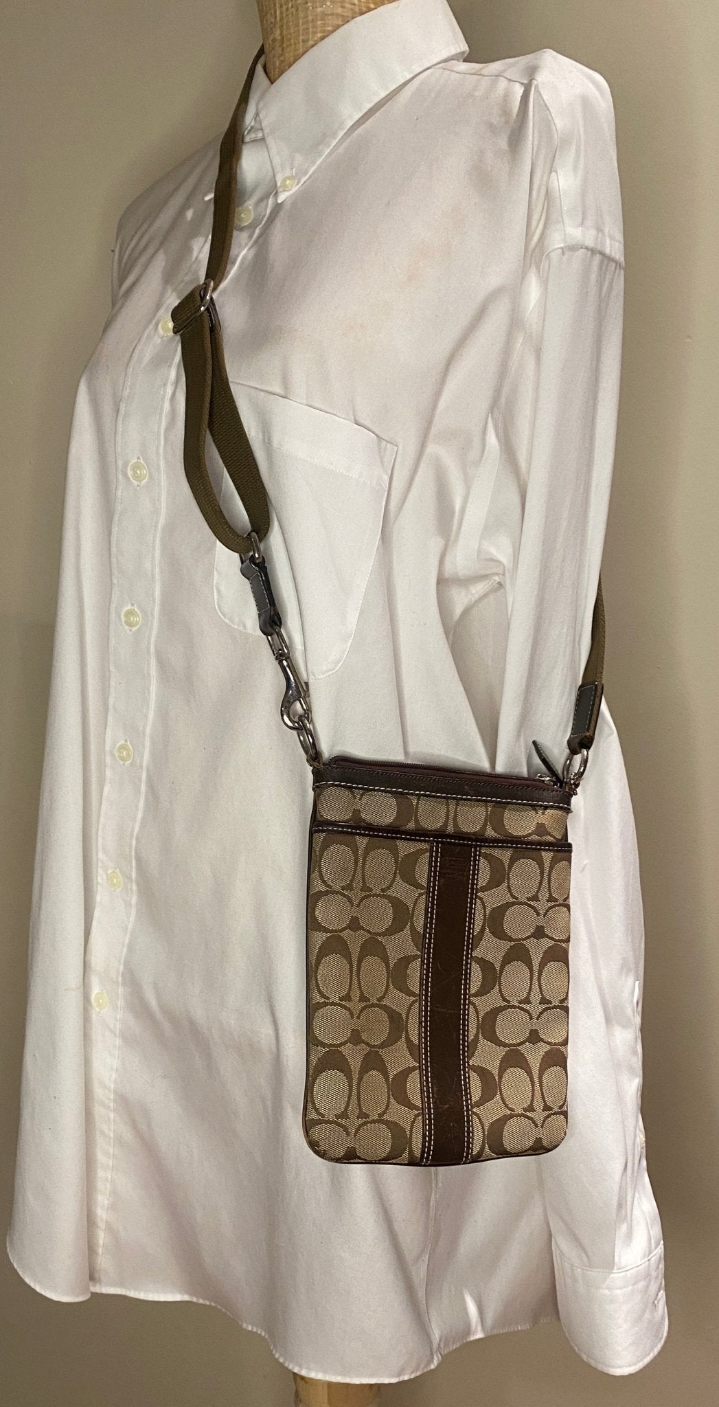 Coach Signature Swingpack Crossbody Purse B0767 - F06016