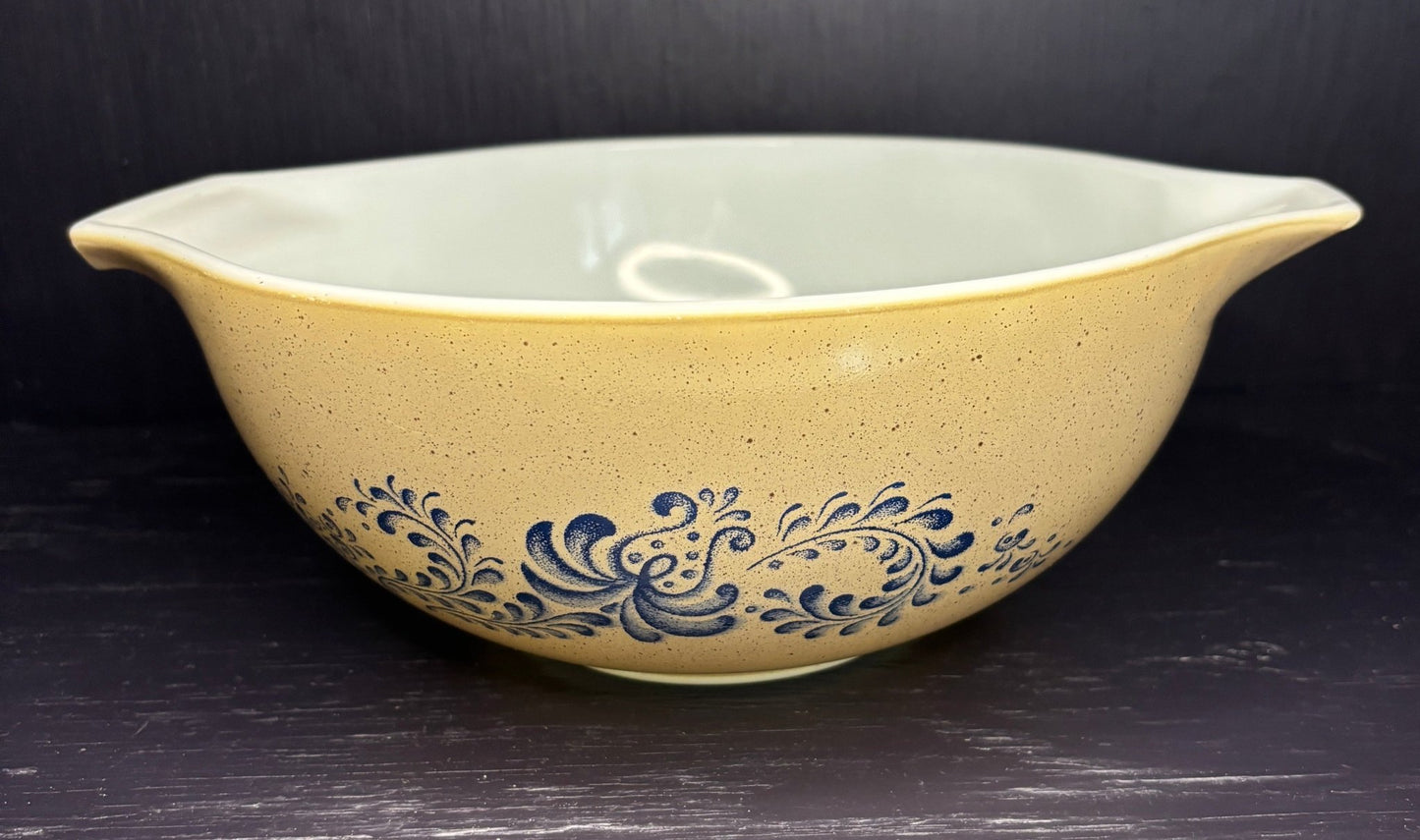 Pyrex Homestead 2.5 Quart Cinderella Mixing Bowl