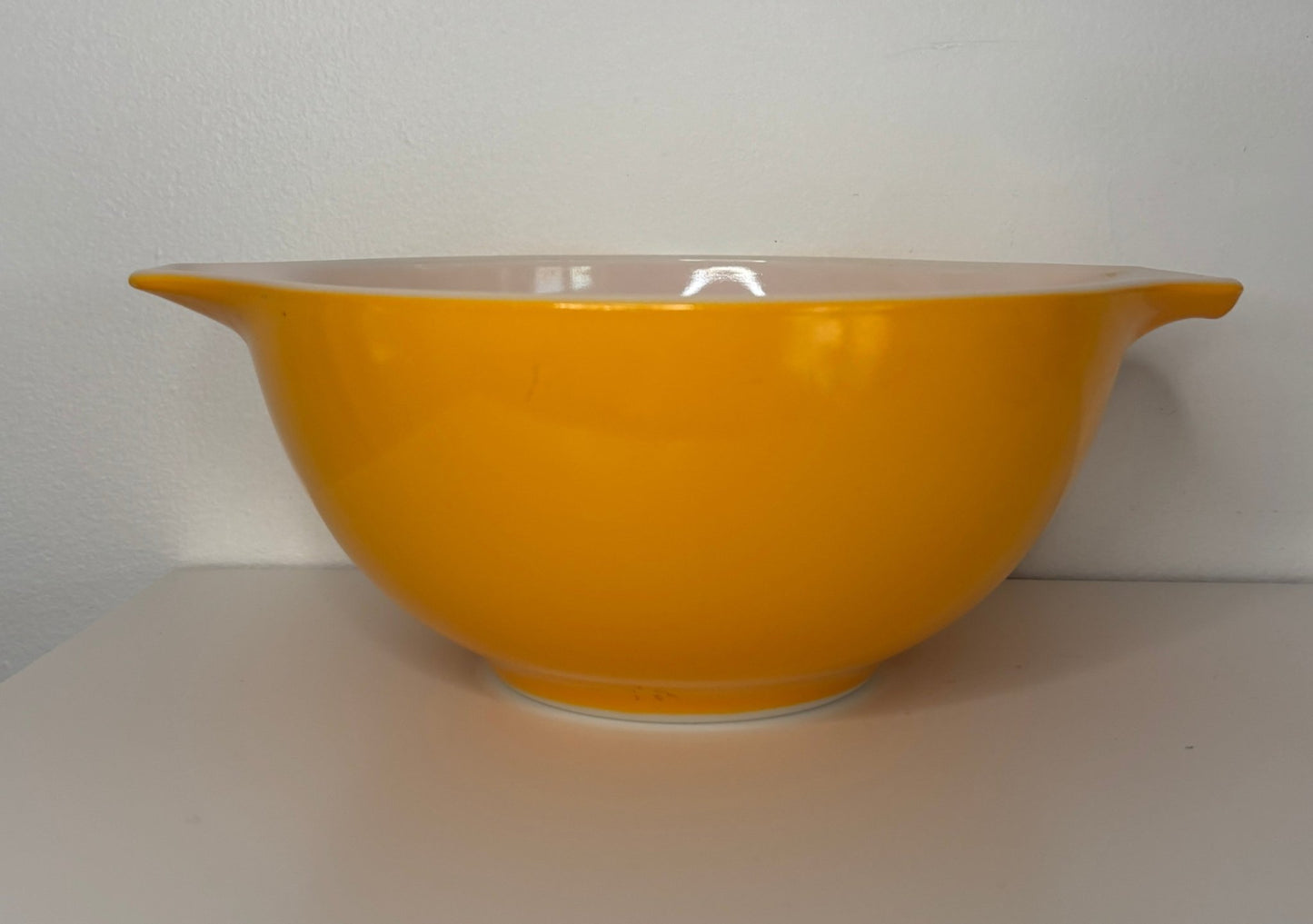 Pyrex Gold 1.5 Quart Cinderella Mixing Bowl with two handles that also act as spouts