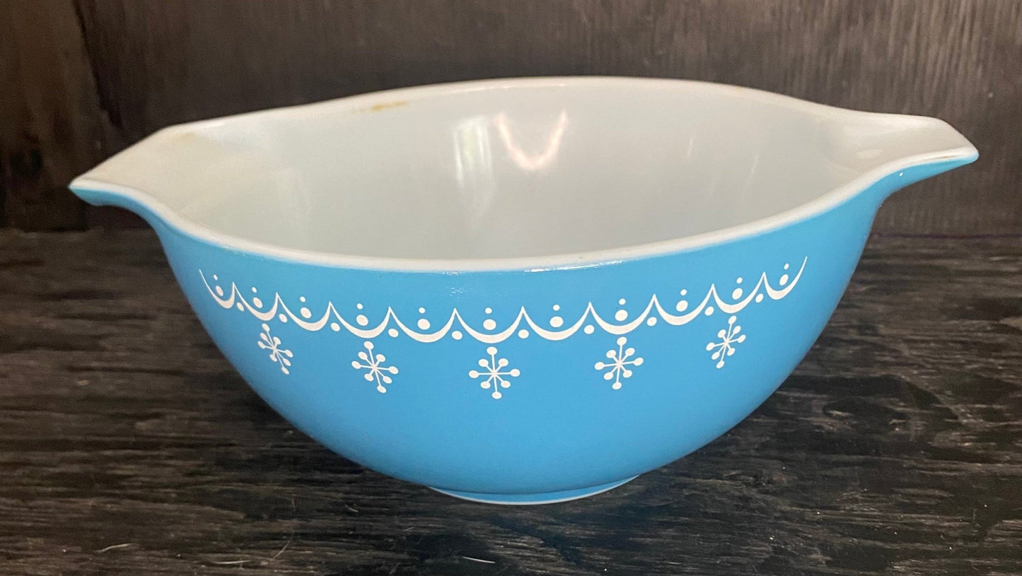 Pyrex Snowflake 1.5 Quart Cinderella Mixing Bowl
