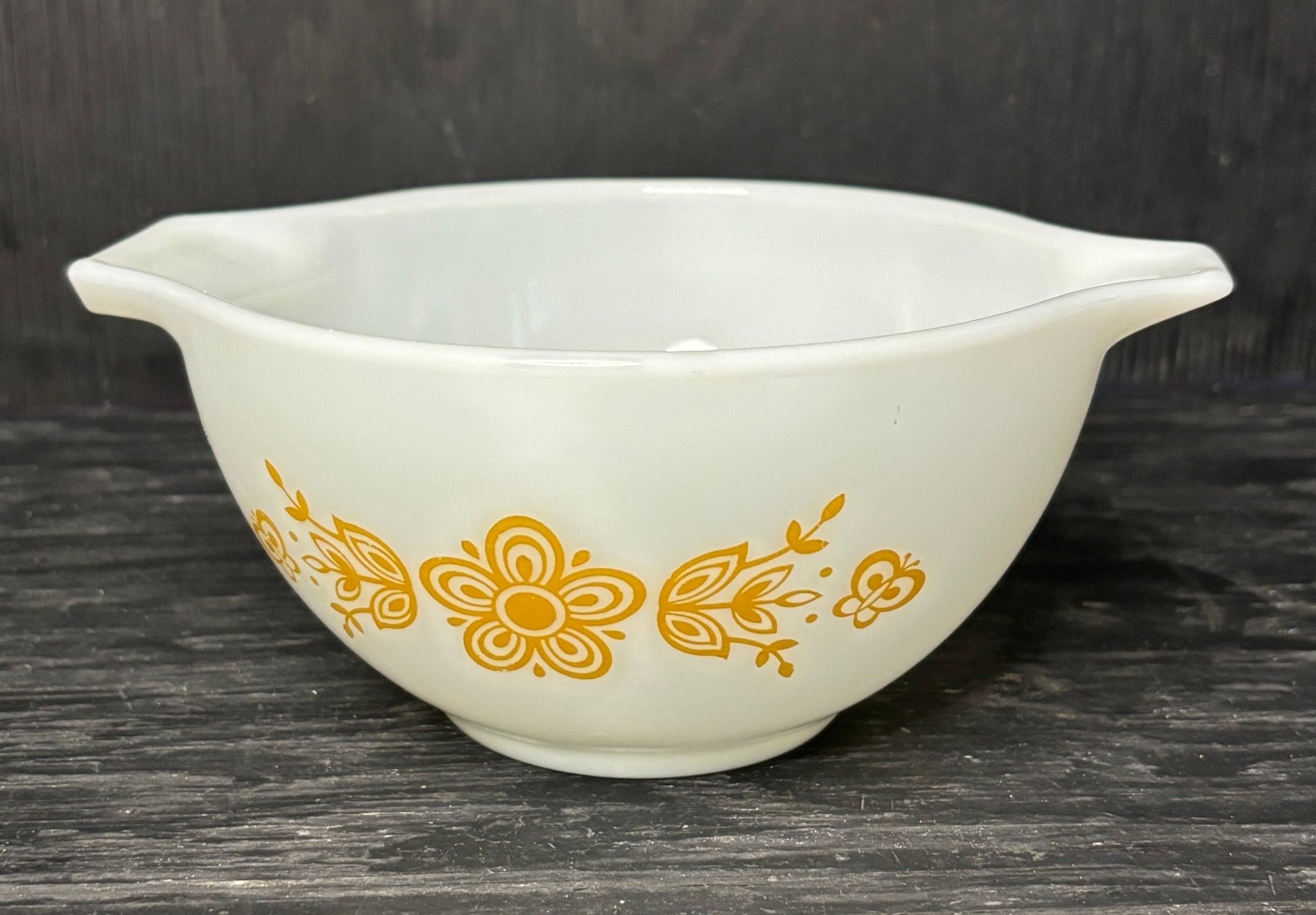 Pyrex White Butterfly Gold 1.5 Pint Cinderella Mixing Bowl