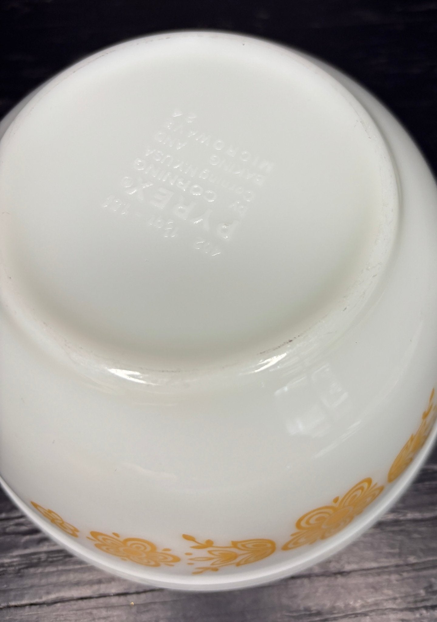 Pyrex White Butterfly Gold 1.5 Quart Mixing Bowl