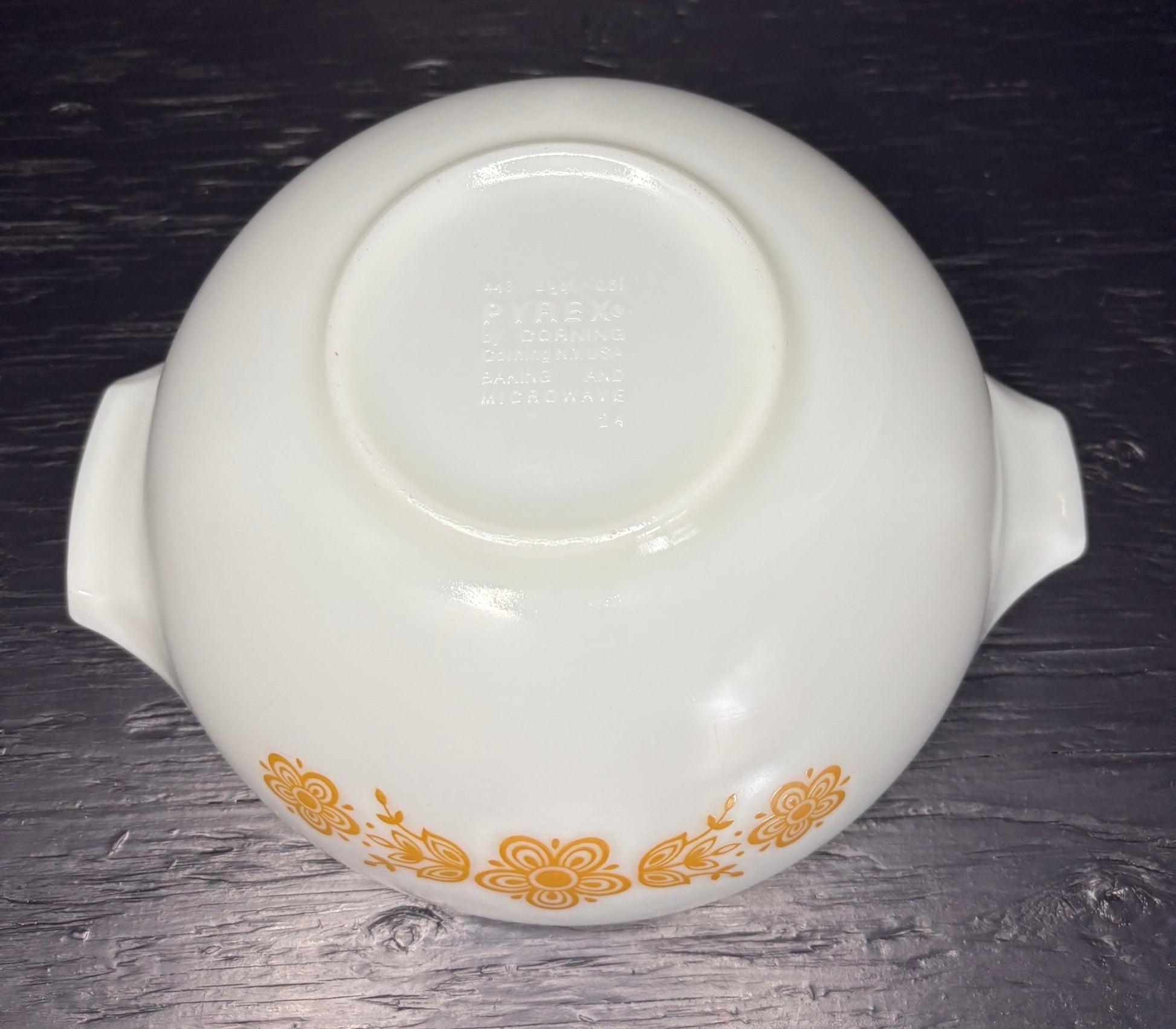 white Pyrex Butterfly Gold 2.5 Quart Cinderella Mixing Bowl with golden flower design