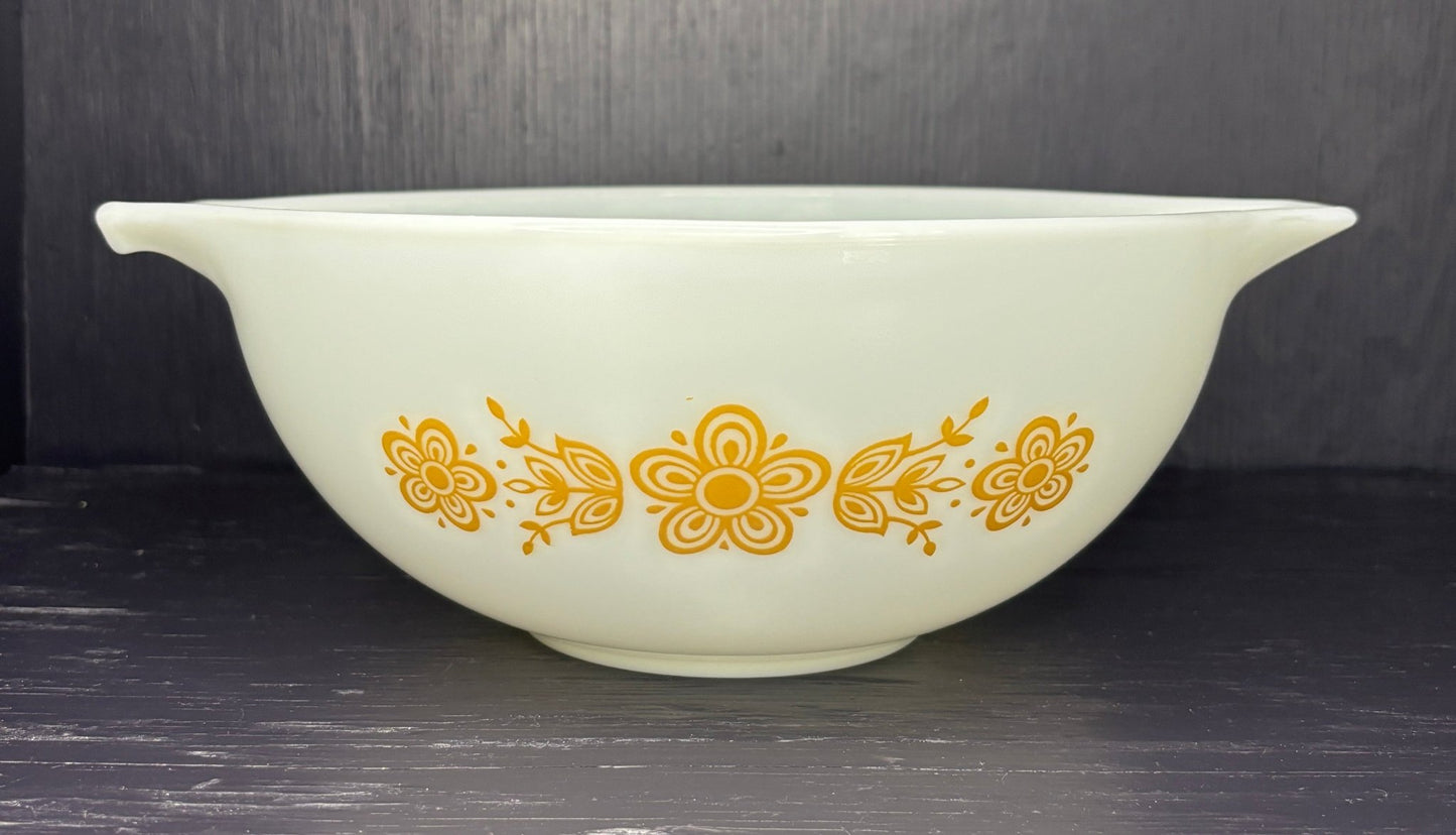 Pyrex White Butterfly Gold 2.5 Quart Cinderella Mixing Bowl