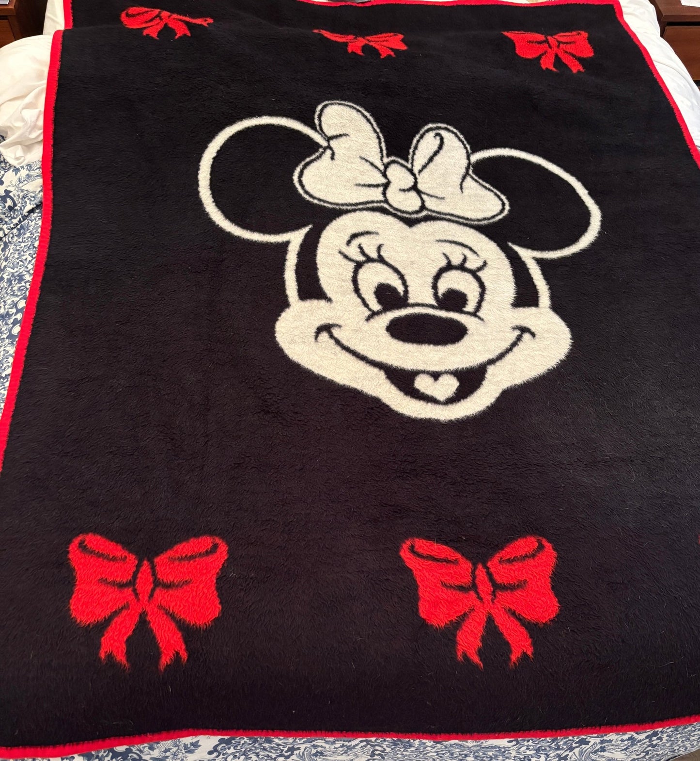 Vintage Minnie Mouse Reverse Image Wool Blanket
