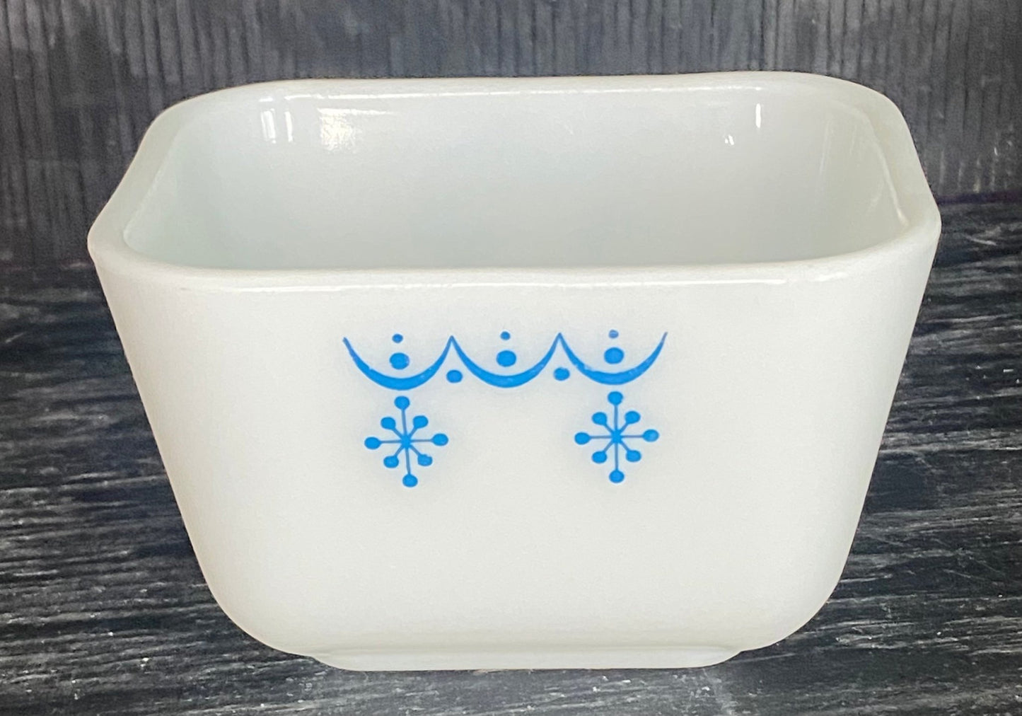 Vintage Pyrex Snowflake 350ml Fridgie Dish