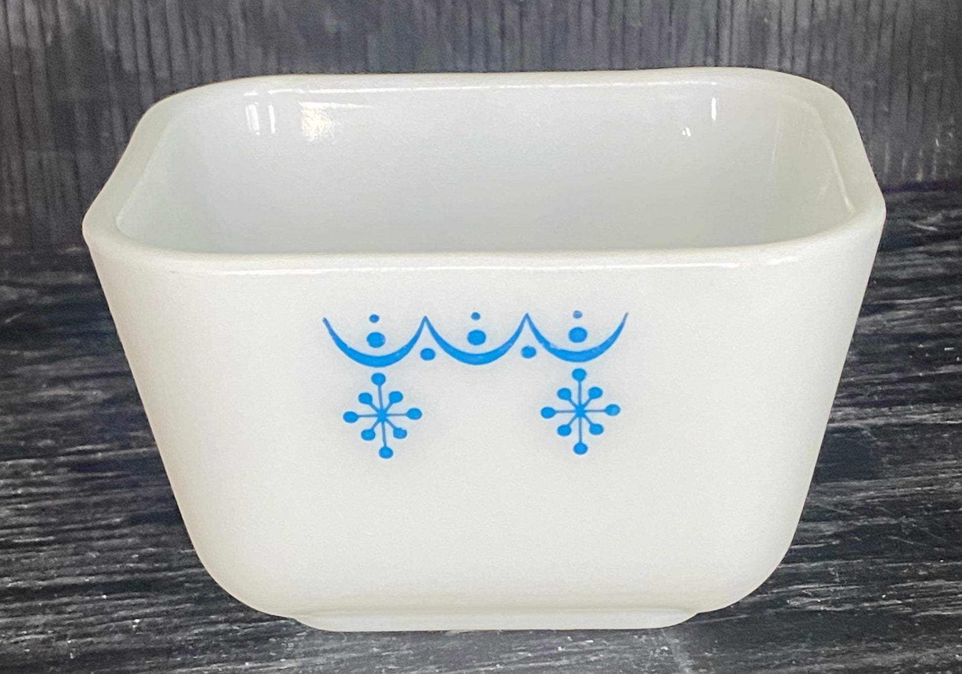 Vintage Pyrex Snowflake 350ml Fridgie Dish