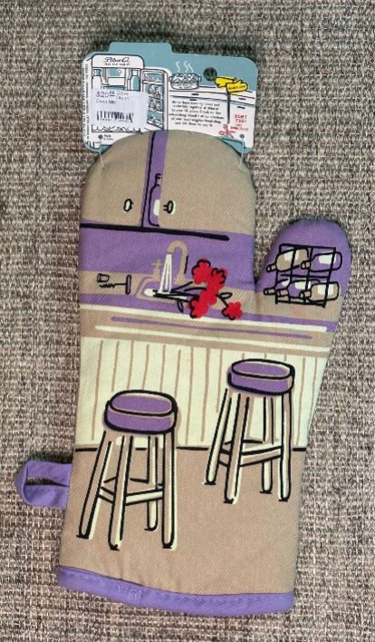 Oven mitt with bar scene design on a textured surface