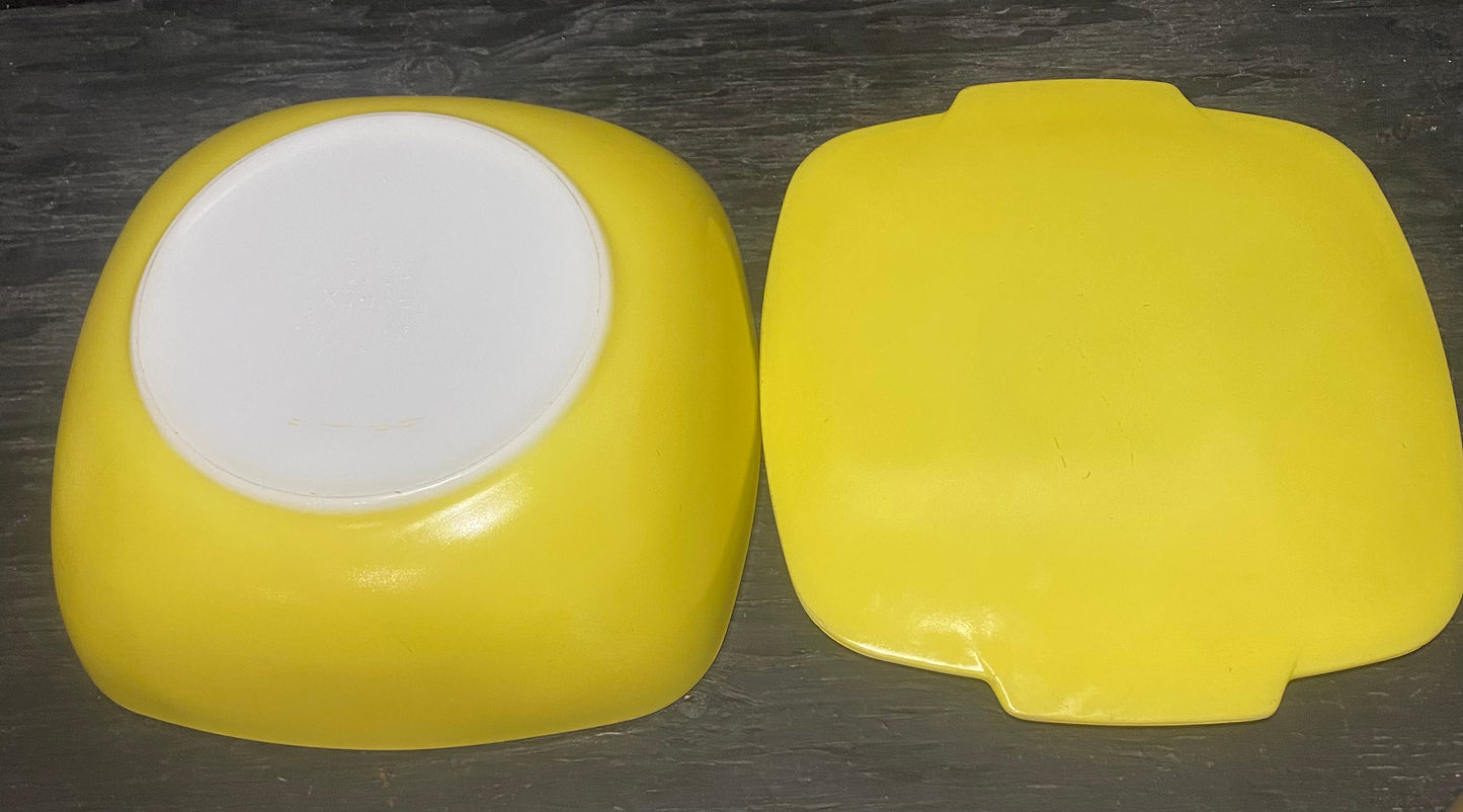 Yellow Pyrex Square 2.5 Quart Casserole Dish