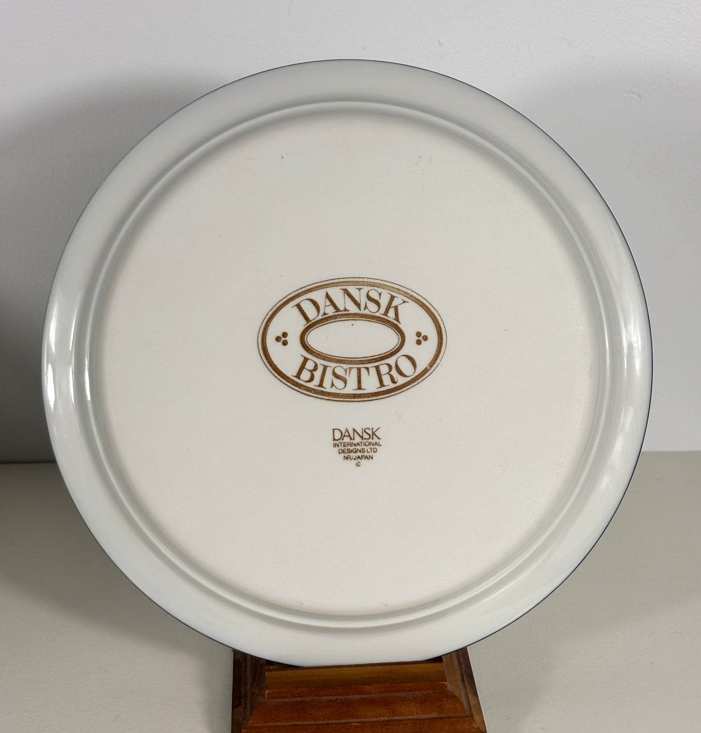 White plate with 'Dansk Bistro' logo on a white background