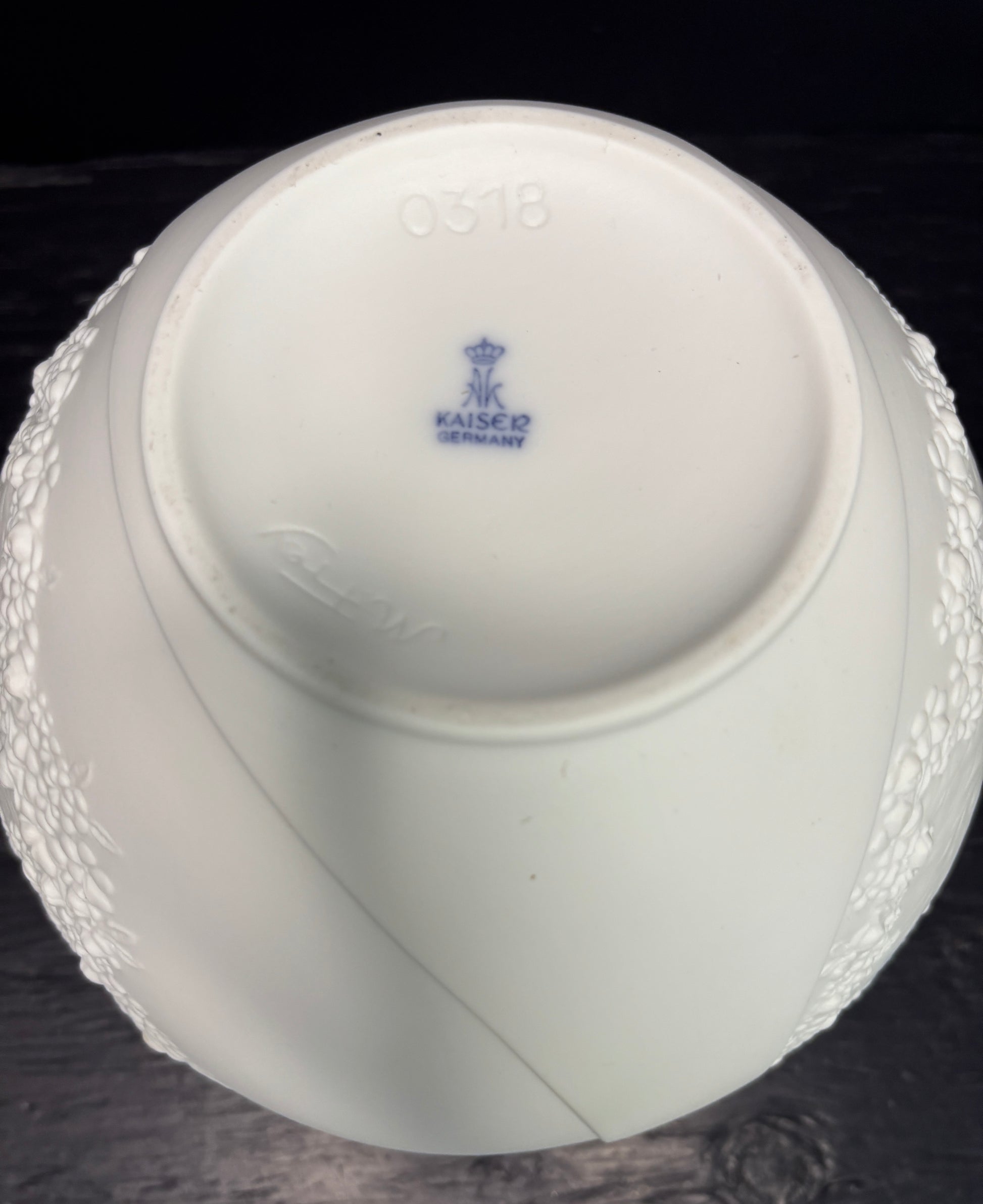 White ceramic bowl with 'Kaeser Germany' branding on a dark background