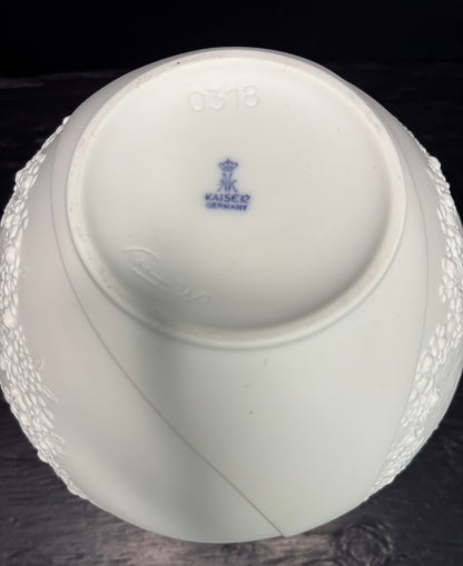 White ceramic bowl with 'Kaeser Germany' branding on a dark background