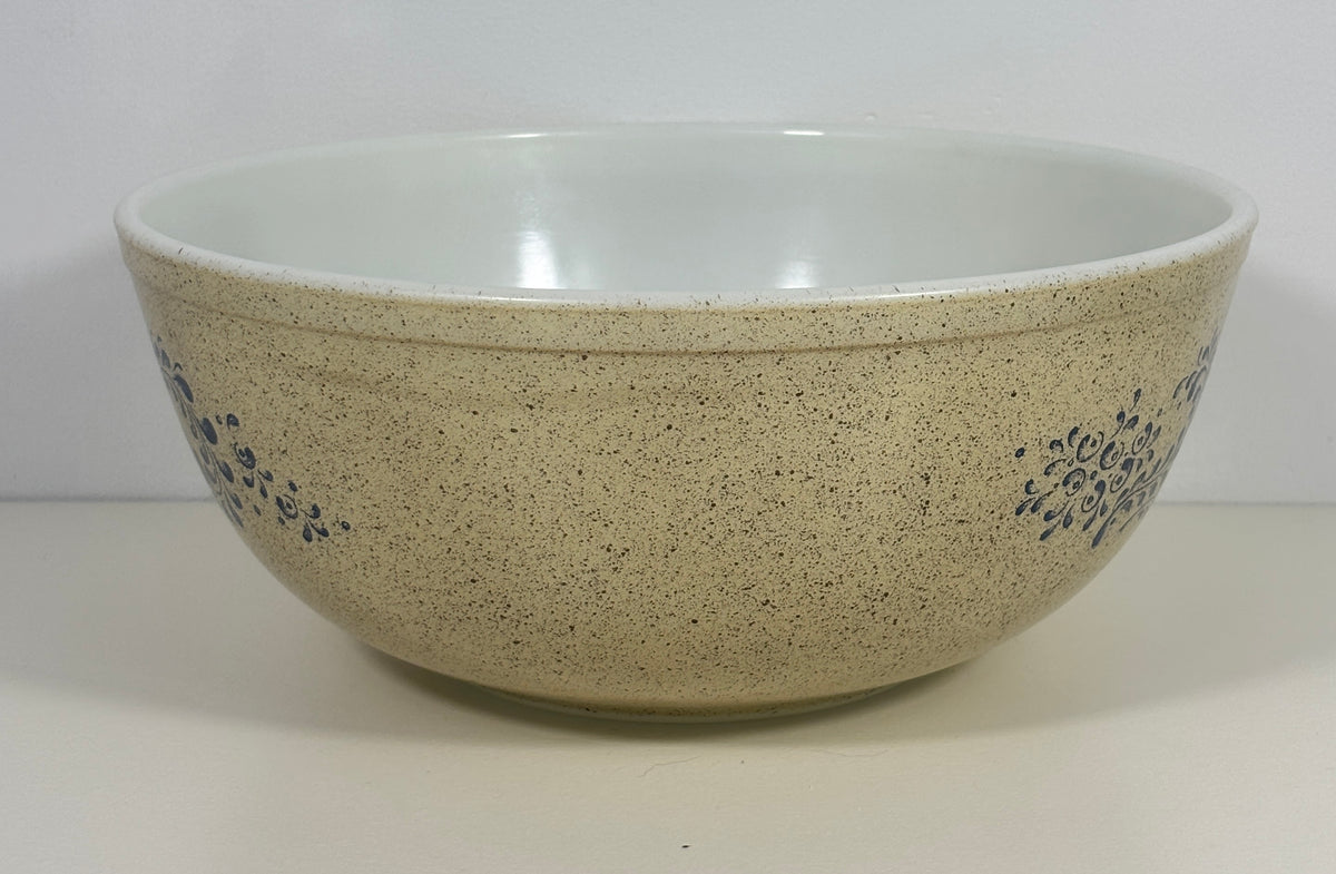 Pyrex Homestead 4 Quart Nesting Mixing Bowl