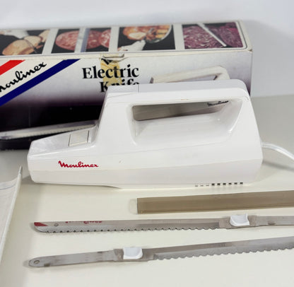 Moulinex electric knife with two blades on a white surface, with the packaging in the background.