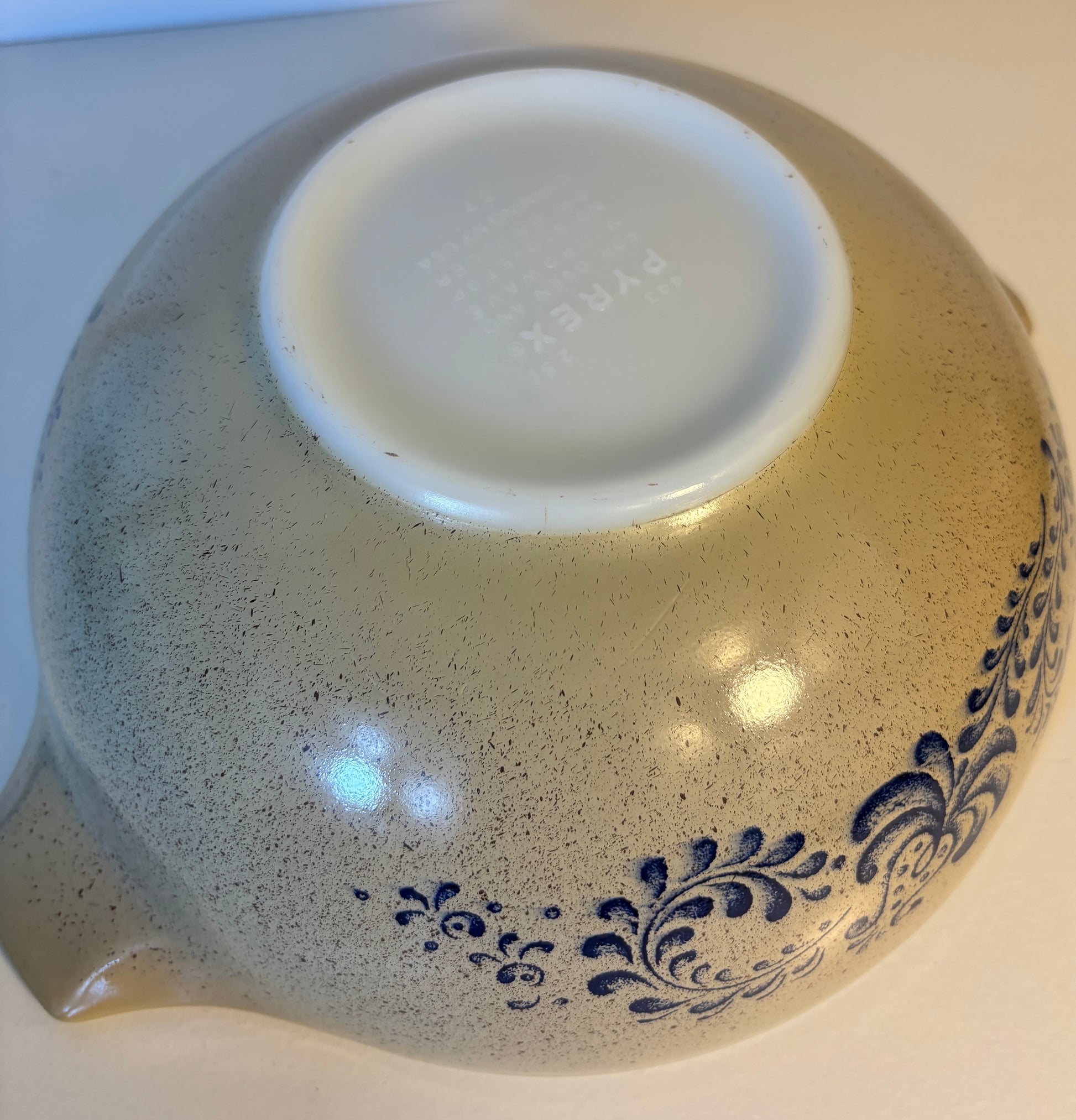 Pyrex Homestead 2.5 Quart Vintage Cinderella Mixing Bowl