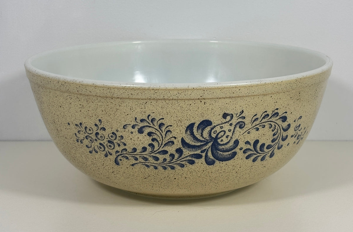 Pyrex Homestead 4 Quart Nesting Mixing Bowl