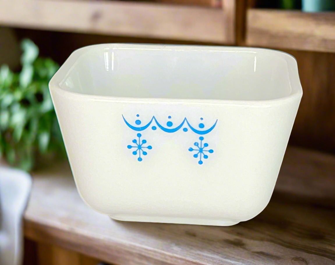 Vintage Pyrex Snowflake 350ml Fridgie Dish Pyrex 501B