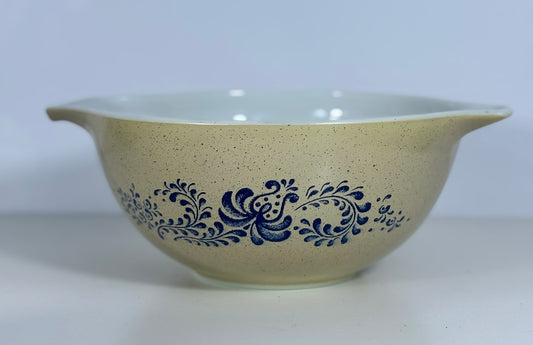Pyrex Homestead 1.5 Quart Vintage Cinderella Mixing Bowl
