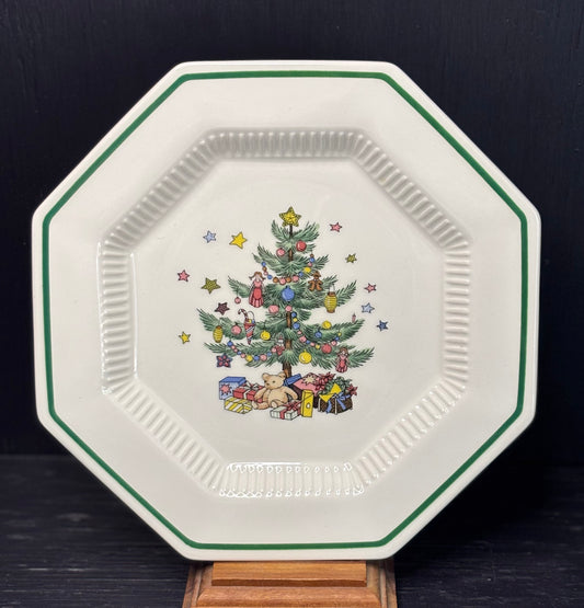 Decorative plate with a Christmas tree design on a black background