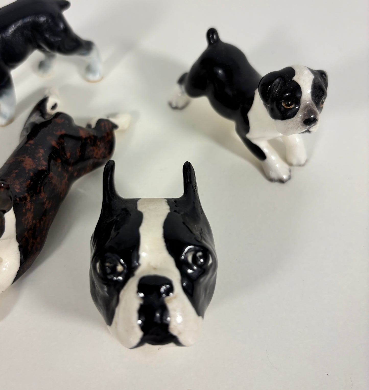 Black and white dog figurines on a light gray background