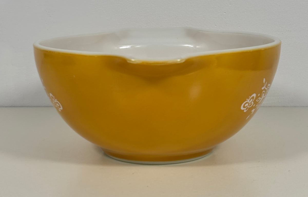 Pyrex Butterfly Gold 1.5 Quart Cinderella Mixing Bowl