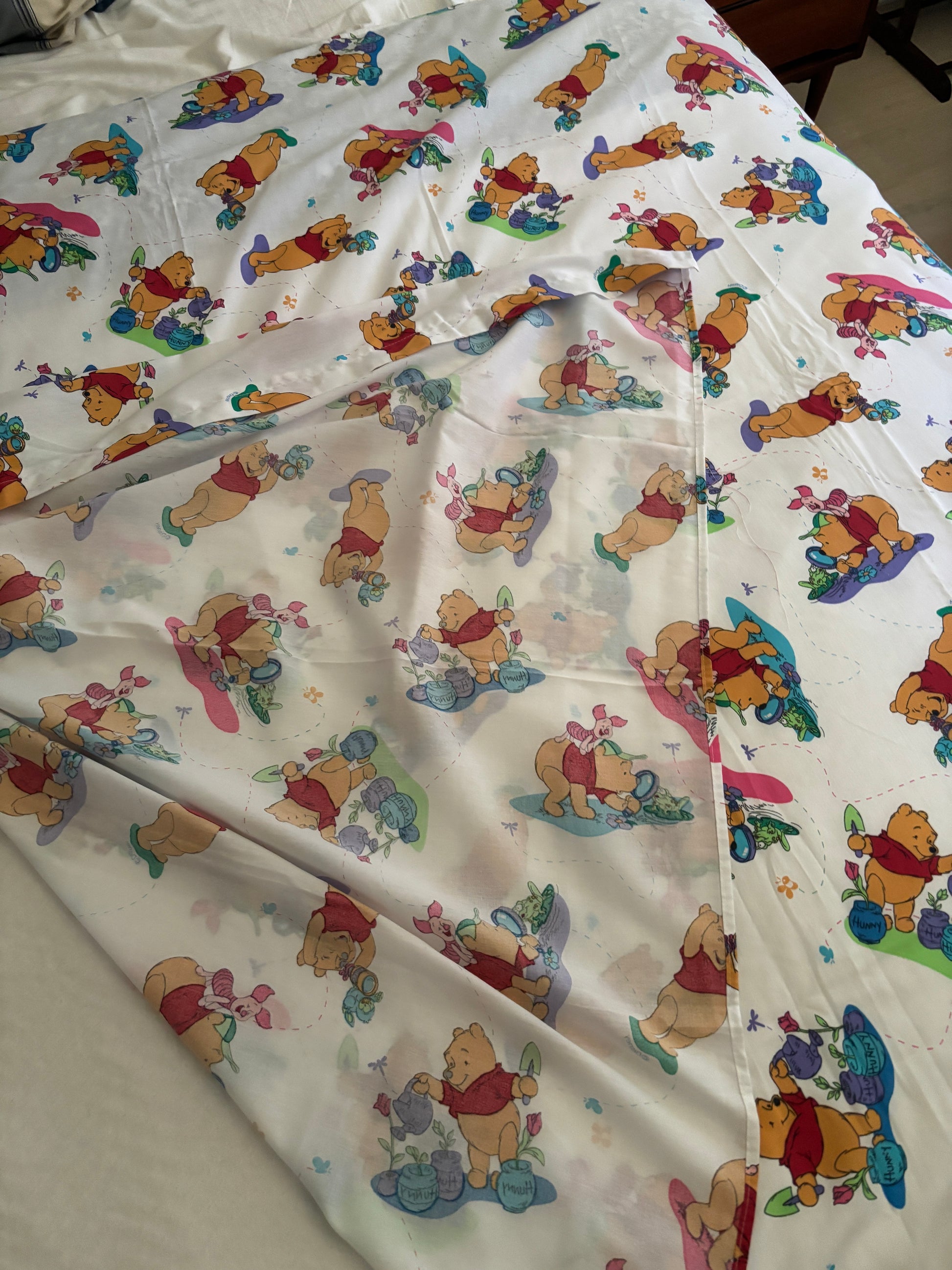 Bedspread with Winnie the Pooh pattern on a white background