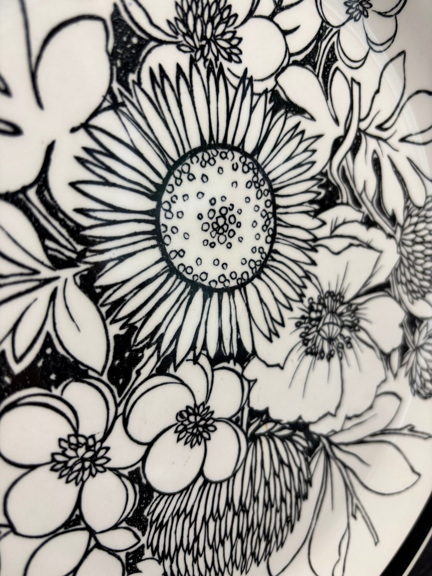 white Alfred Meakin Samoa Dinner Plate with black flower design