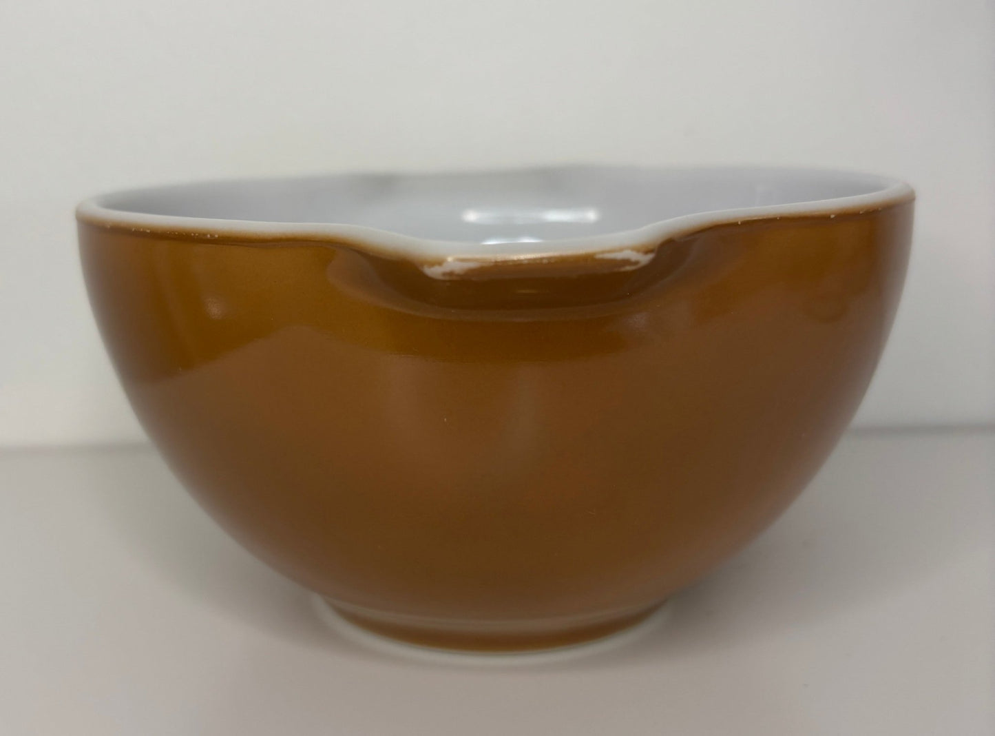Brown Pyrex 1.5 Pint Cinderella Mixing Bowl with 2 handles that double as spouts