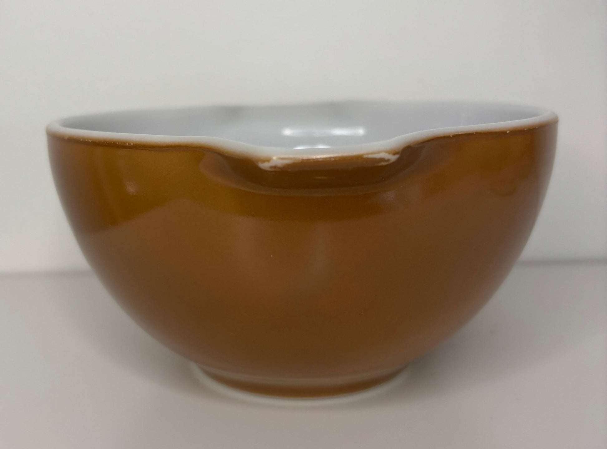 Brown Pyrex 1.5 Pint Cinderella Mixing Bowl with 2 handles that double as spouts