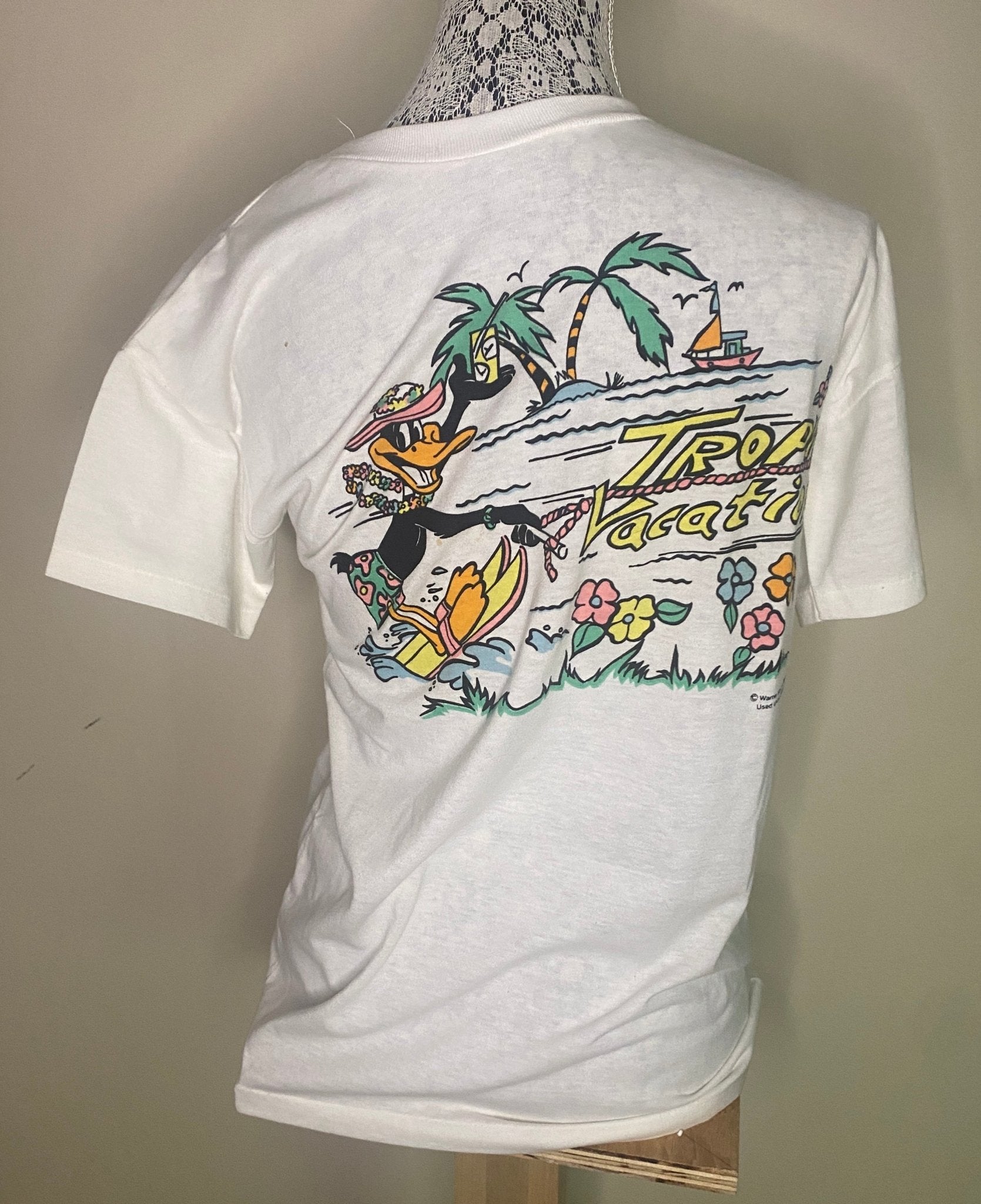 Daffy Duck Tropical Vacation Tee Shirt Adult Medium - HLJ at HomeDaffy Duck Tropical Vacation Tee Shirt Adult MediumShort SleeveLooney Tunes