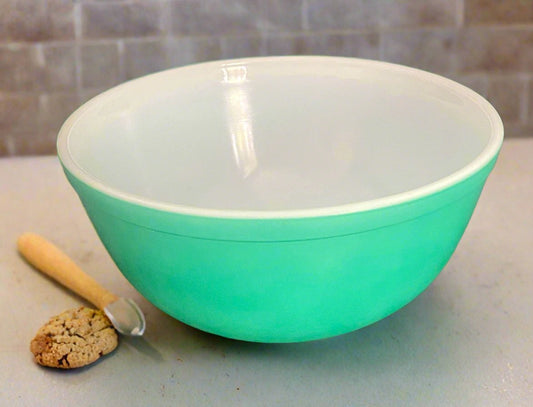 Green Pyrex 2.5 Quart Mixing Bowl - HLJ at HomeGreen Pyrex 2.5 Quart Mixing BowlMixing BowlPyrex