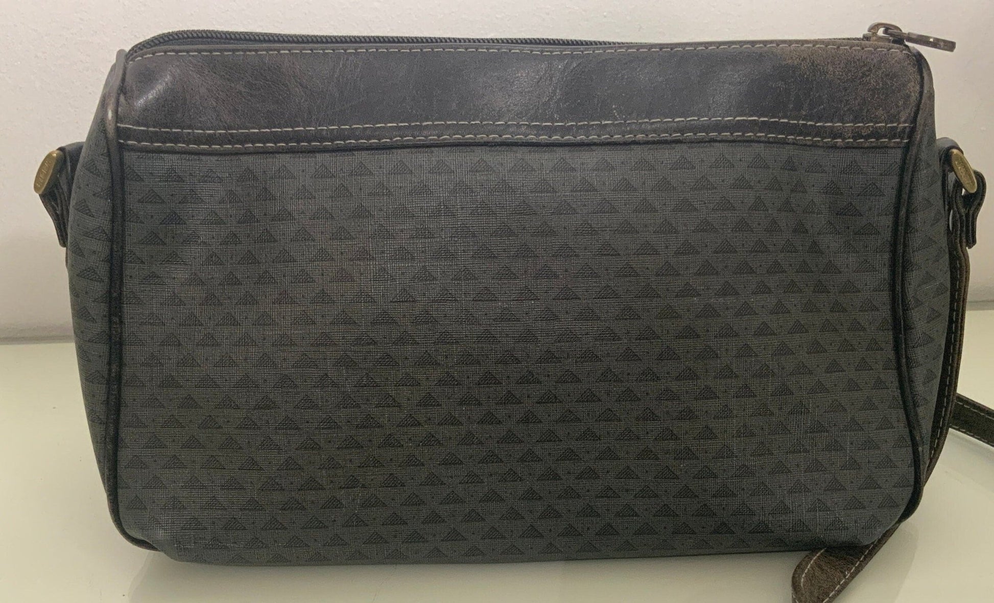 Liz Claiborne Black Grey Cross Body Purse - HLJ at HomeLiz Claiborne Black Grey Cross Body PurseLiz Claiborne