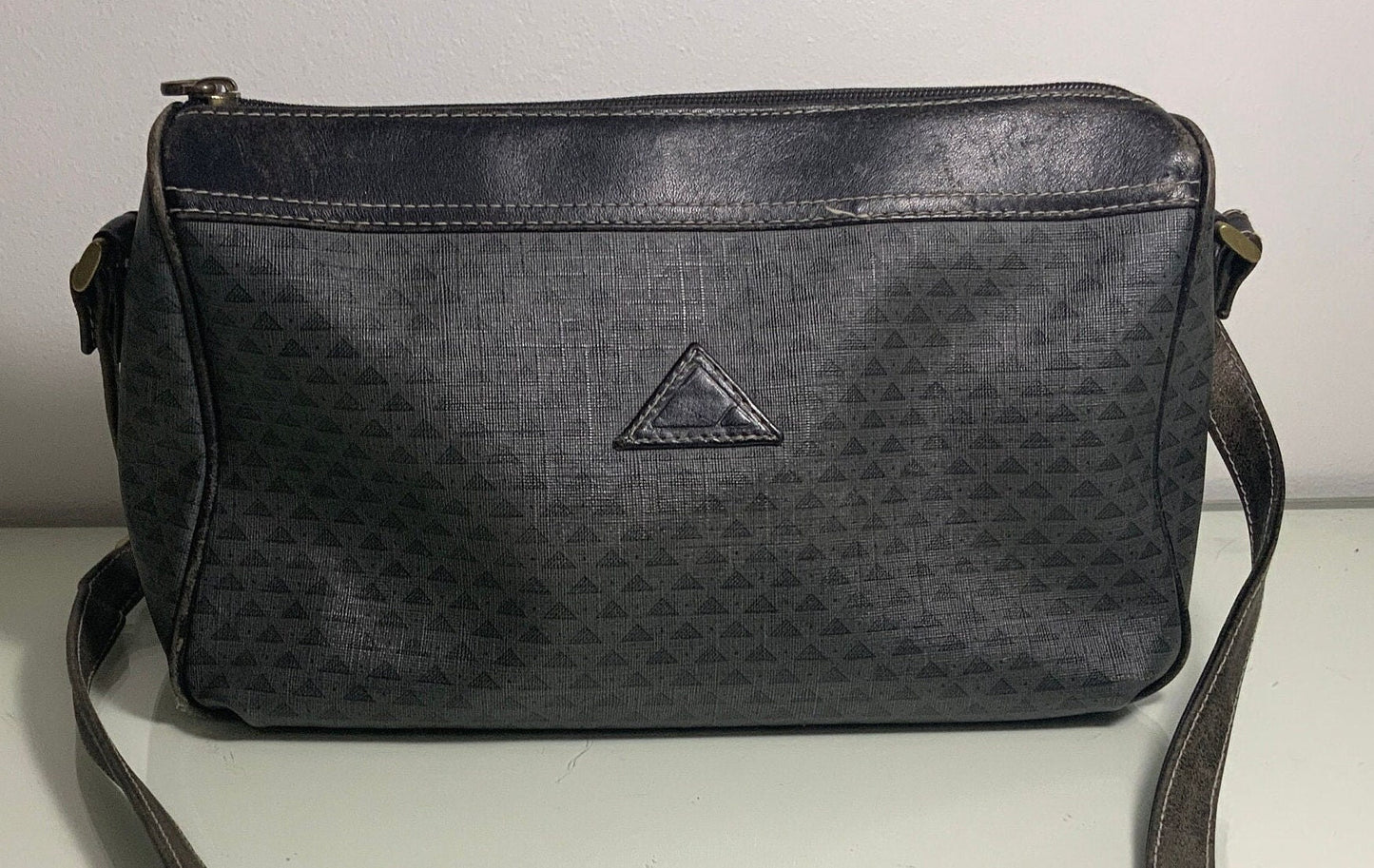 Liz Claiborne Black Grey Cross Body Purse - HLJ at HomeLiz Claiborne Black Grey Cross Body PurseLiz Claiborne