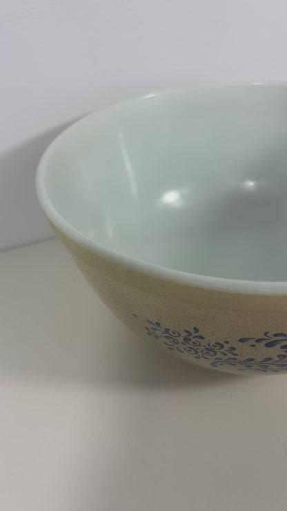 Pyrex Homestead 2.5 Quart Nesting Mixing Bowl
