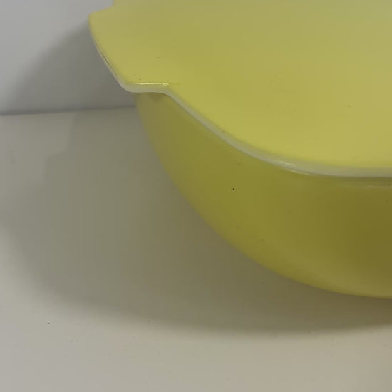 Yellow Pyrex Square 2.5 Quart Casserole Dish