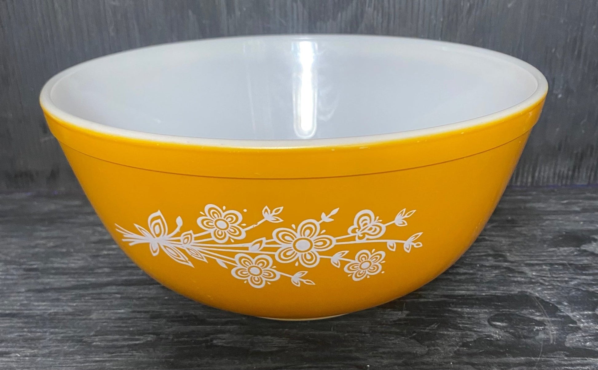 Pyrex Butterfly Gold 2.5 Quart Mixing Bowl - HLJ at HomePyrex Butterfly Gold 2.5 Quart Mixing BowlMixing BowlPyrex