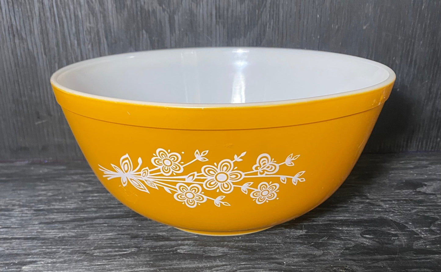 Pyrex Butterfly Gold 2.5 Quart Mixing Bowl - HLJ at HomePyrex Butterfly Gold 2.5 Quart Mixing BowlMixing BowlPyrex