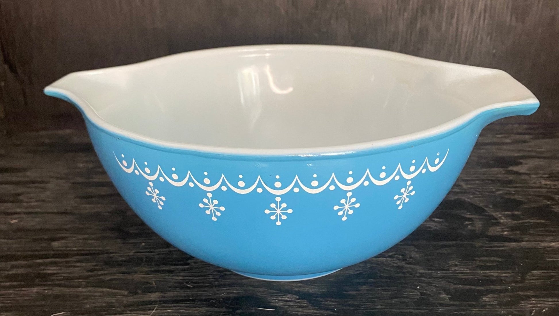 Pyrex Snowflake 1.5 Quart Cinderella Mixing Bowl 441 - HLJ at HomePyrex Snowflake 1.5 Quart Cinderella Mixing Bowl 441CinderellaPyrex