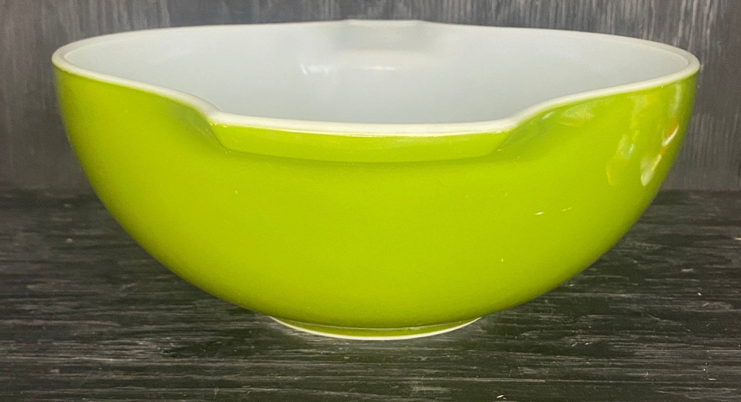 Pyrex Verde Green 4 Quart Cinderella Mixing Bowl - HLJ at HomePyrex Verde Green 4 Quart Cinderella Mixing BowlCinderellaPyrex