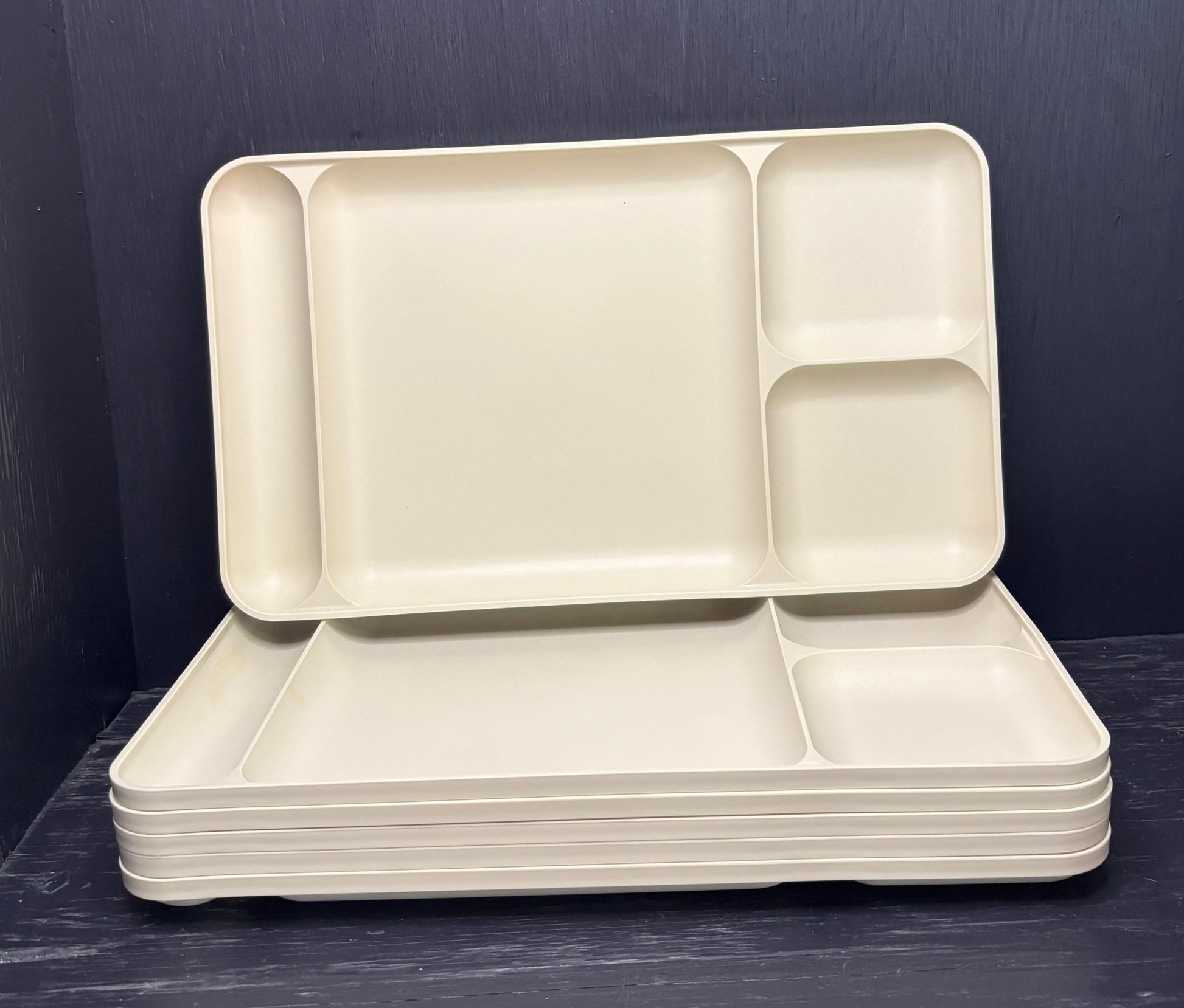 Tupperware Divided Lunch Picnic Cafeteria Trays Set