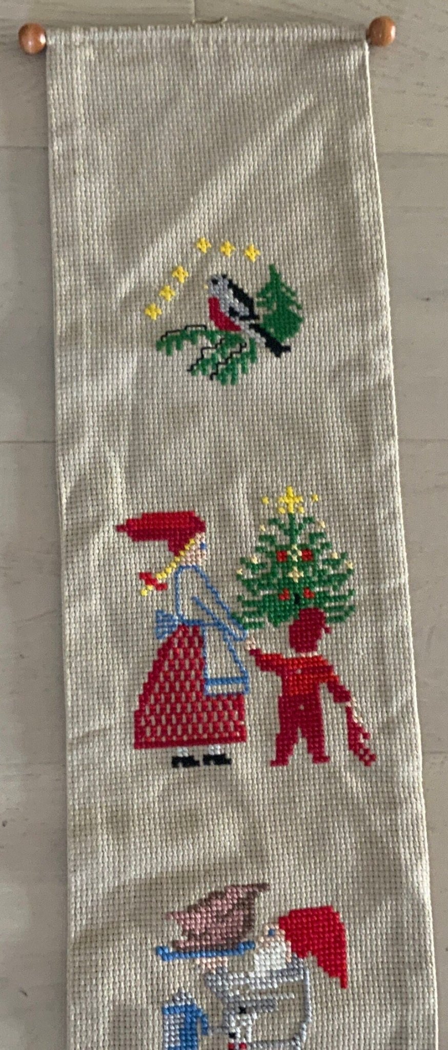 Vintage Cross Stitch Christmas Wall Hanger - HLJ at HomeVintage Cross Stitch Christmas Wall HangerWall HangerHLJ at Home