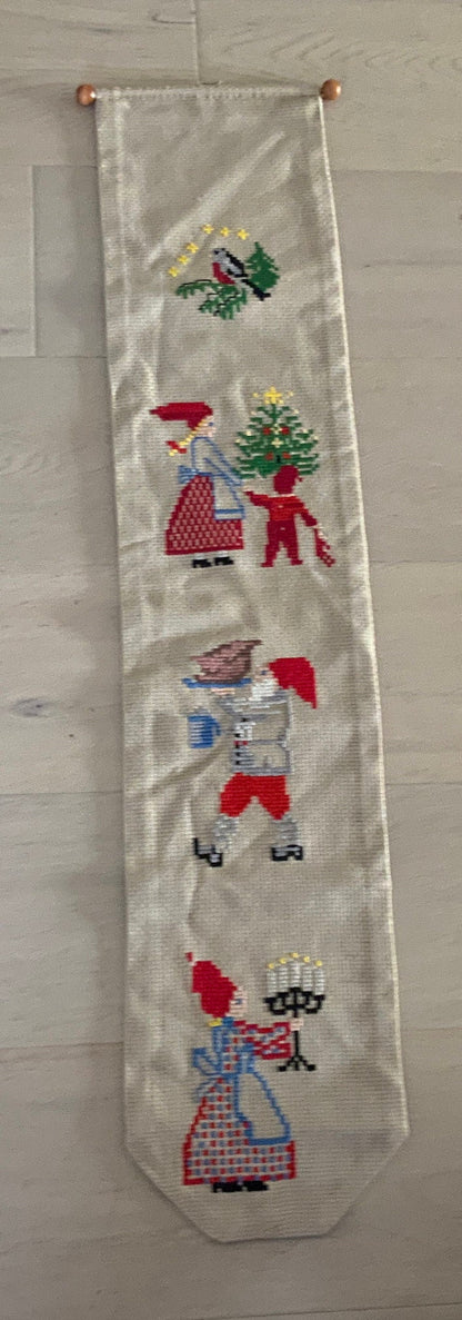Vintage Cross Stitch Christmas Wall Hanger - HLJ at HomeVintage Cross Stitch Christmas Wall HangerWall HangerHLJ at Home