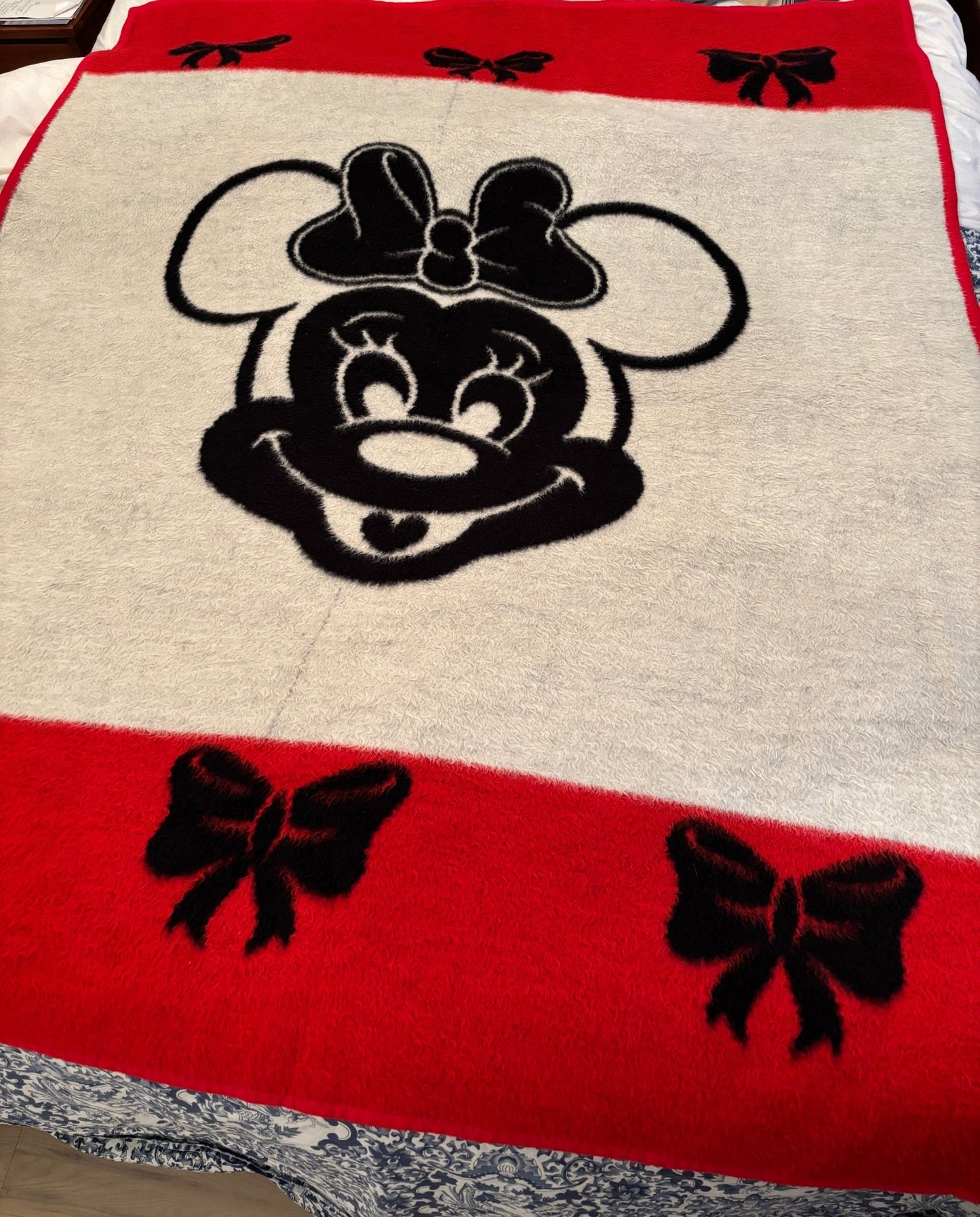 Vintage Minnie Mouse Reverse Image Wool Blanket - HLJ at HomeVintage Minnie Mouse Reverse Image Wool BlanketWool BlanketDisney