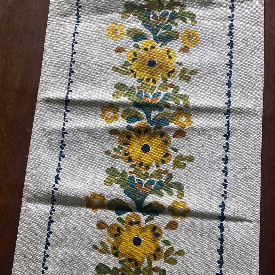 Yellow Flowers Vintage Table Runner - HLJ at HomeYellow Flowers Vintage Table RunnerRunnerHLJ at Home